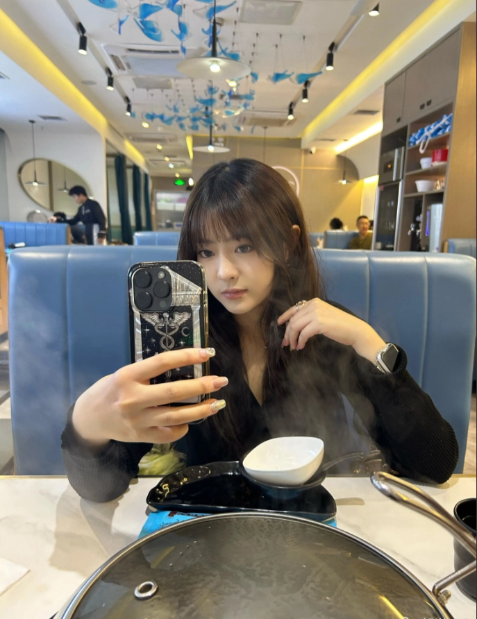 家庭地位纵横宇宙！解说毛毛分享女友Kris照片：吃个饭一直臭美