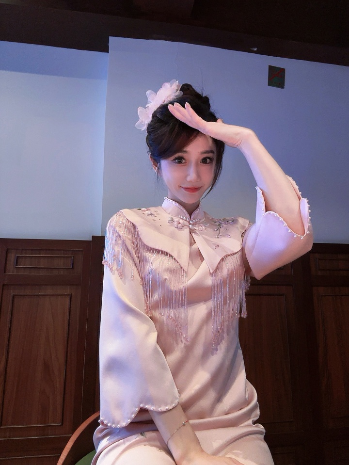 主持小悠珊珊晒照：托lol手游线下赛的福，在南京解锁旗袍主持新体验！