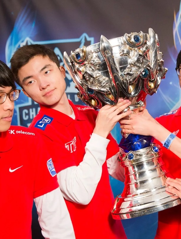 【QY球友会】赛事官方分享Faker历年S赛决赛阶段照片:GOAT🐐