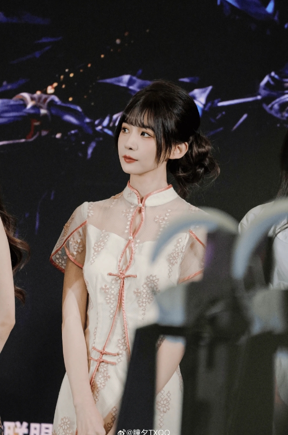 【QY球友会】瞳夕更博晒照:收到了美女送的花开心,我也是拥有身份证的混分怪了