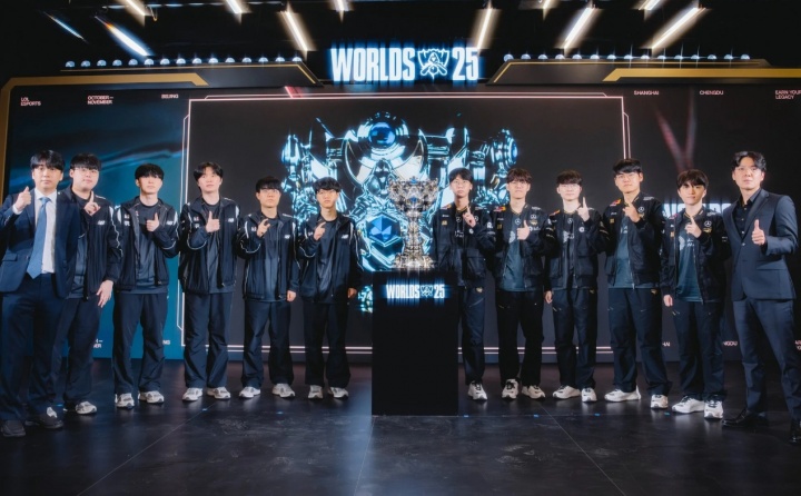 【QY球友会】赛事官方分享T1、KT队员在召唤师奖杯前合影:S15决赛队伍