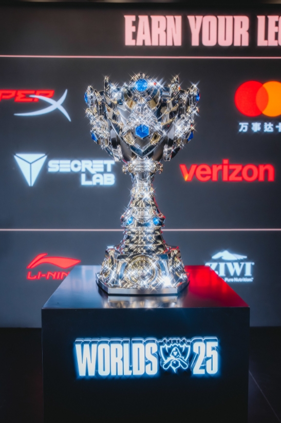 【QY球友会】S15冠军奖杯和FMVP奖杯🏆吧友们觉得如何?