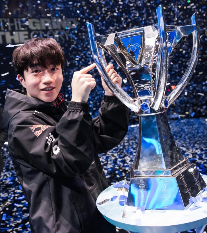 【QY球友会】LOL官方分享Keria捧杯照片:新的召唤师奖杯,一样的Keria