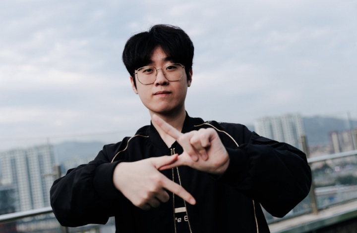 【QY球友会】韩网T1粉丝爆料:Zeus曾要求冠军皮W效果去掉T1队标