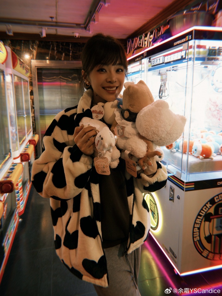 【QY球友会】不是,这么多娃娃?LPL女主持余霜晒照:手拿把掐!!