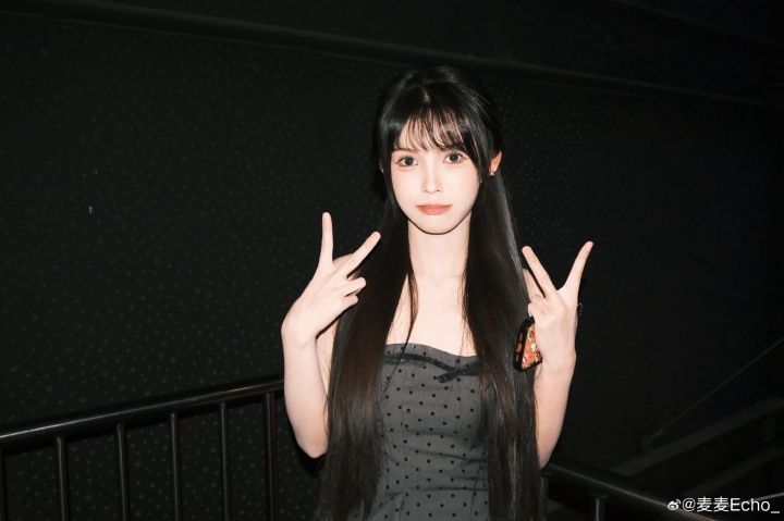 无畏契约女主持人麦麦分享工作照：穿这么少不怕冷么😍