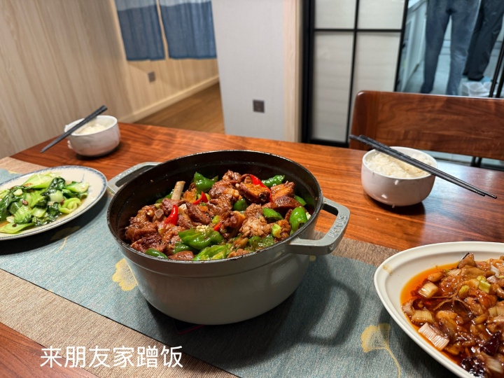 圣枪哥晒出休赛期旅游照：与Meiko等好友聚首，还收到邓紫棋签名