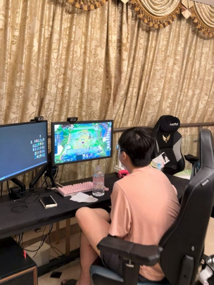 周周喵分享姿态生活日常照片：下播以后