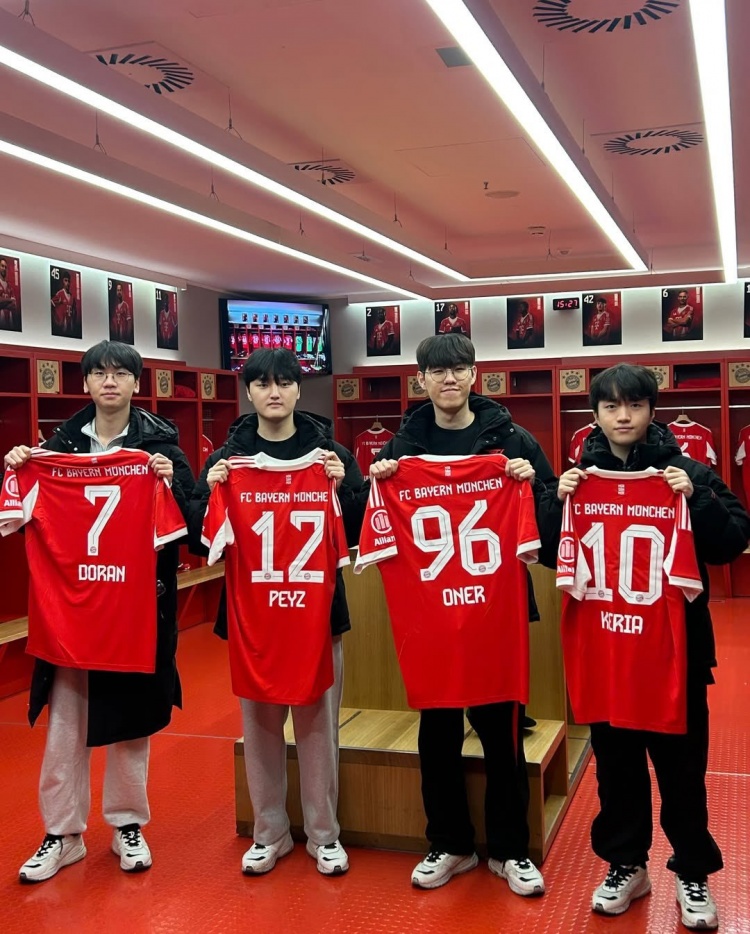 【QY球友会】跨界联动👍T1官方分享选手们参观拜仁主场的照片