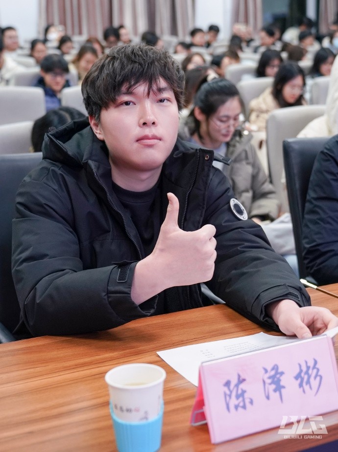 【QY球友会】BLG晒与山西大联动活动返图:双眼皮+减肥Bin有点小帅