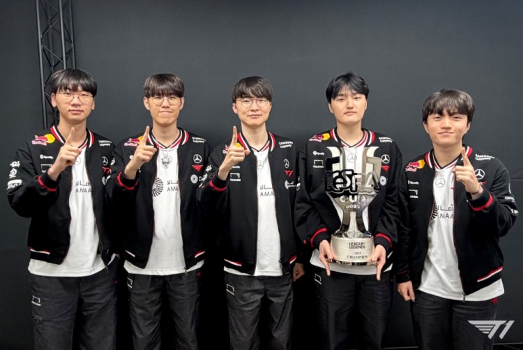【QY球友会】T1分享赛后选手合影:我们是KeSPA CUP 2025 冠军~!