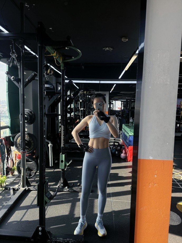 【QY球友会】余霜分享运动健身照：运动的快乐又回来了！还有蓝调时刻下的🎾