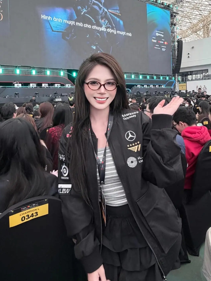 【QY球友会】越南女粉丝晒出参加T1线下见面会活动照:甜美笑容+大长腿😍