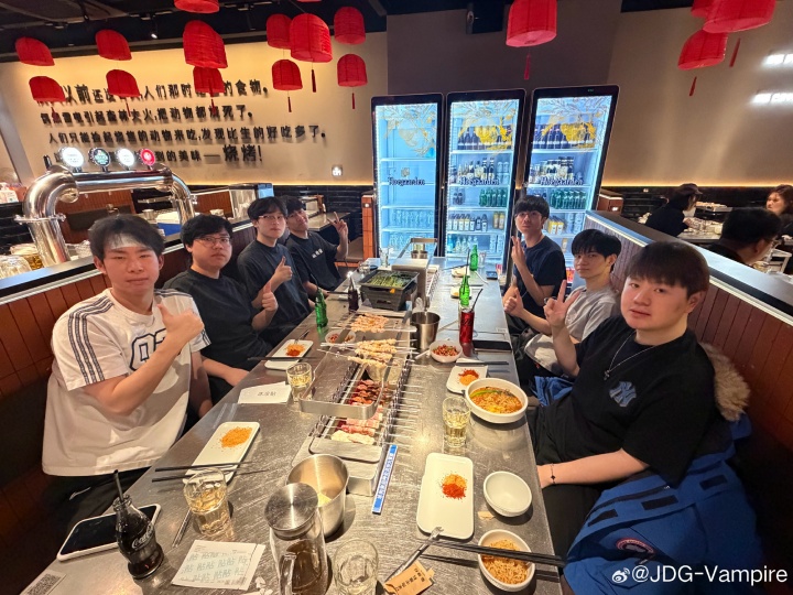 【QY球友会】JDG辅助Vampire晒出平安夜聚餐合照：爽吃烤肉，GALA表情愉悦