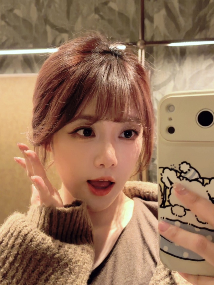 【QY球友会】LPL女主持小钰晒照：你怎么知道我要去看杰哥跨年演唱会？