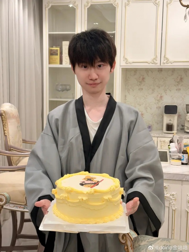 【QY球友会】迎接29岁的生活，Doinb在生日之际更新动态：过生日啦~