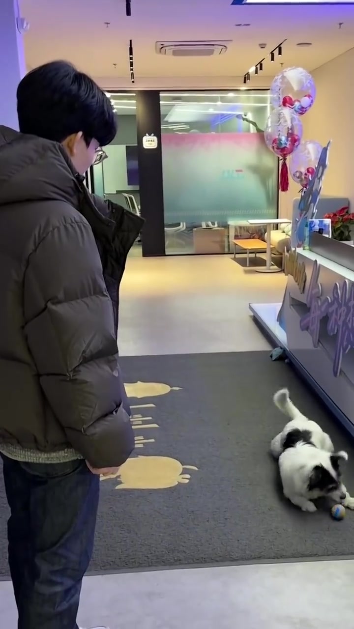 【QY球友会】BLG官媒晒队员日常：掉落一个沉浸式看咕噜噜玩球的per