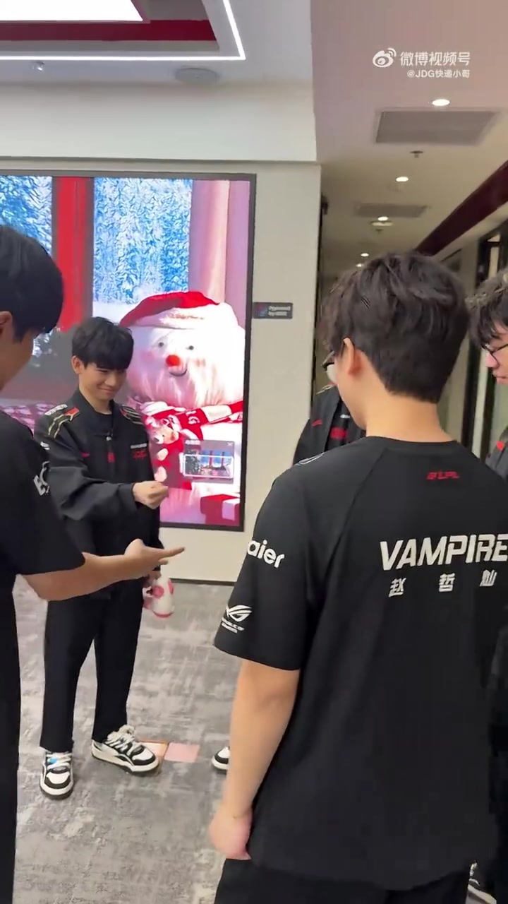 【QY球友会】JDG赛后发布视频：祝小宝们平安夜快乐今夜礼物已送达