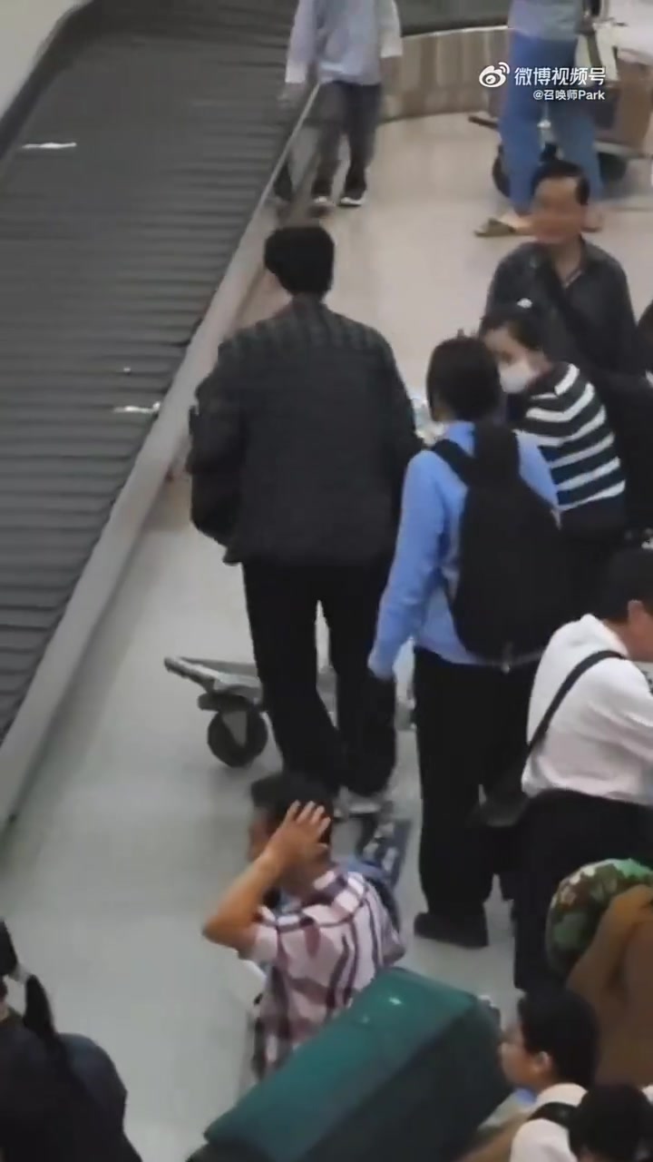 温馨的场面~Viper曾在机场被拍到帮搬行李同时有说有笑