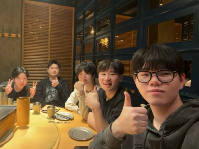 【QY球友会】IG分享选手聚餐合照:2025年的最后一张合照 孩子们明天比赛加油