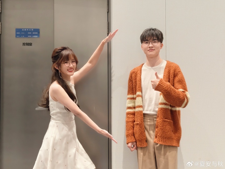 【QY球友会】夏安晒与Faker合影：谁懂看到Faker拿出两张中文手写信的震撼