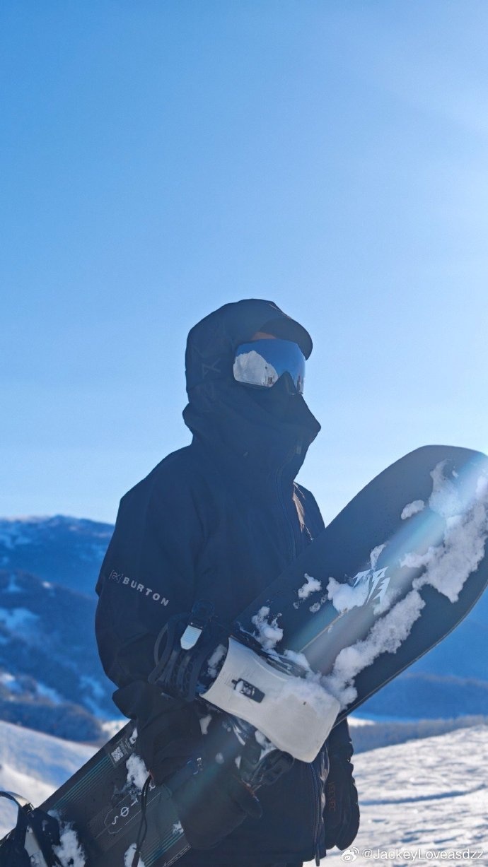 【QY球友会】JackeyLove晒照：真新年快乐了 祝大家26年身体健康 顺风顺水！