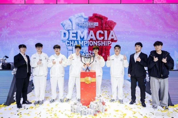 【QY球友会】IG教练Mafa更新选手教练与德杯奖杯的合照：谢谢☺️ ​​​