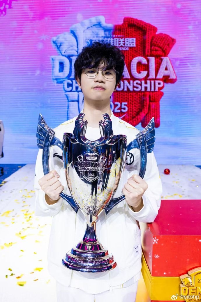 【QY球友会】Photic晒举起德杯奖杯照片：2026新的开始🏆