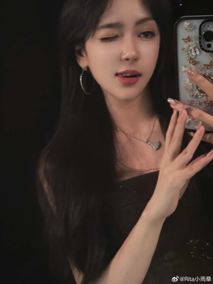 【QY球友会】LPL官方解说Rita晒自拍照:你好,带你海斗!
