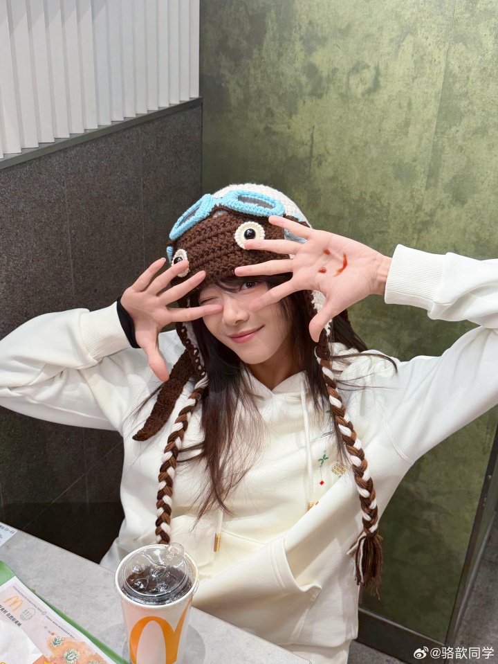 【QY球友会】主持骆歆更博晒照：新赛季新版本！那自然要搭配上新春战袍咯