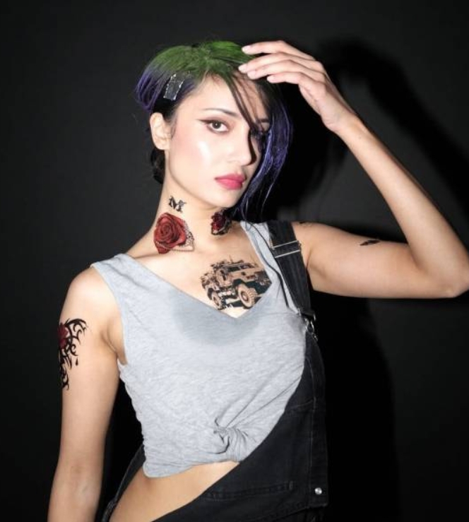 【QY球友会】还原度爆炸!《赛博朋克2077》朱迪脸模挑战“我COS我自己”