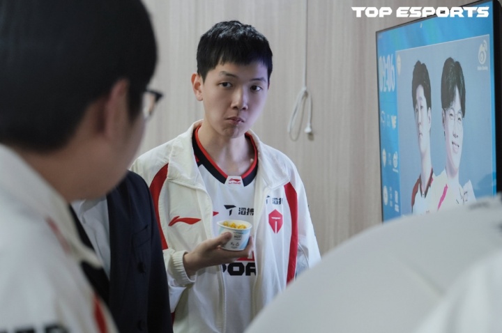 【QY球友会】聚是陀螺 散是屎？吧友们如何评价Kanavi转会后，TES和HLE均位列各自赛区倒一？