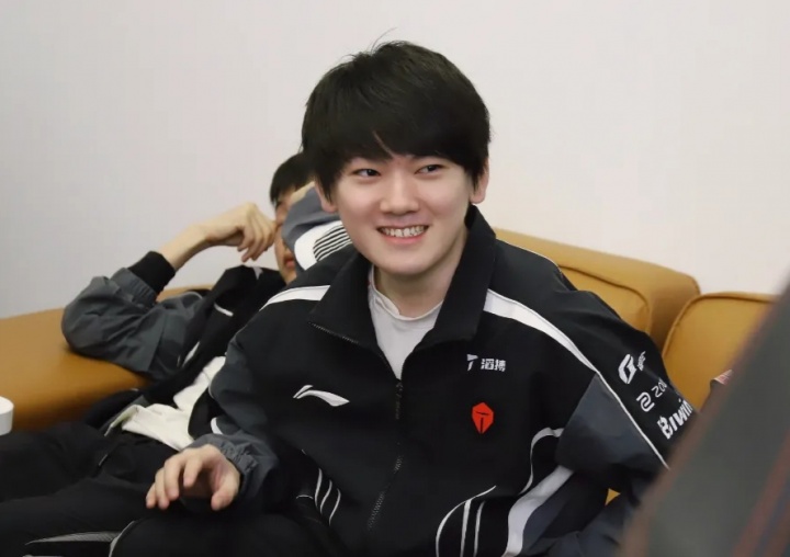 【QY球友会】理性讨论:JKL休息对TES的影响 是不是跟当年Faker手伤休息对T1的影响一样?