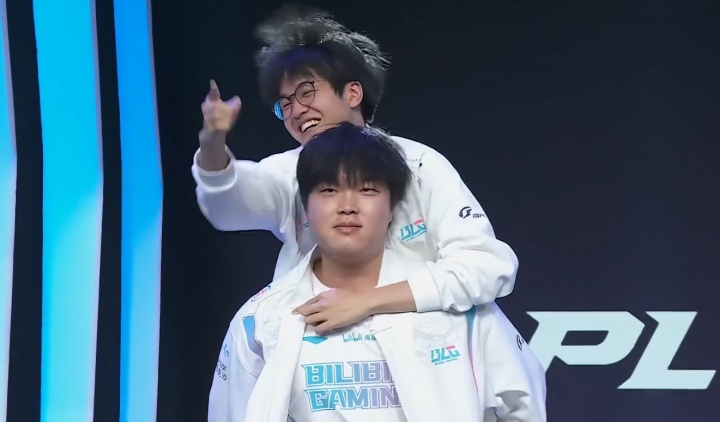 【QY球友会】😅粉丝开盒曝光Xun私人行程:去湖北黄冈开导Bin,明早再回上海