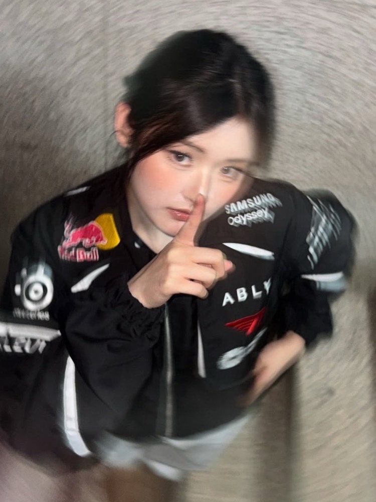 【QY球友会】支持者👍Fifty-Fifty成员Athena穿上了T1的队服