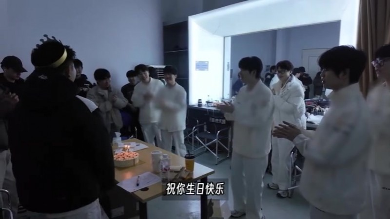 【QY球友会】IG发布辅助Jwei生日VLOG：来看看Jwei的狂野派分蛋糕～