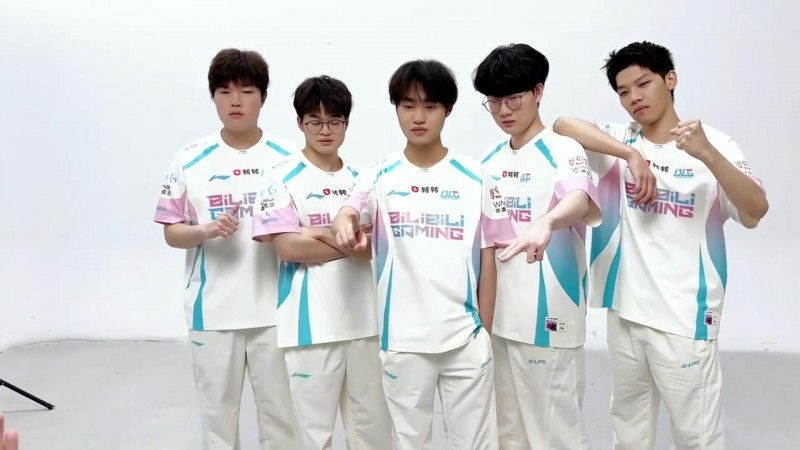 【QY球友会】BLG发布定妆照拍摄花絮：合照花絮～来点会动的喵