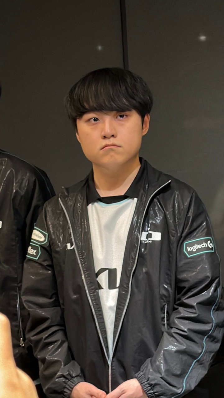 【QY球友会】被麦哥训话还是被Faker打哭了？ShowMaker赛后眼睛泛红 表情略显难过