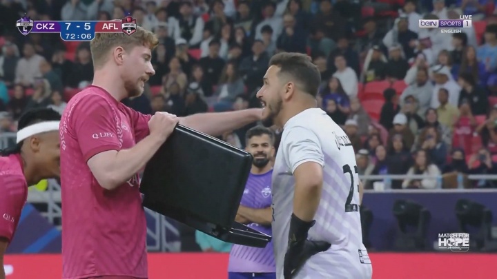 【QY球友会】🤑“钞能力”！全球第一网红慈善足球赛贿赂门将 用一万美元现金买进球