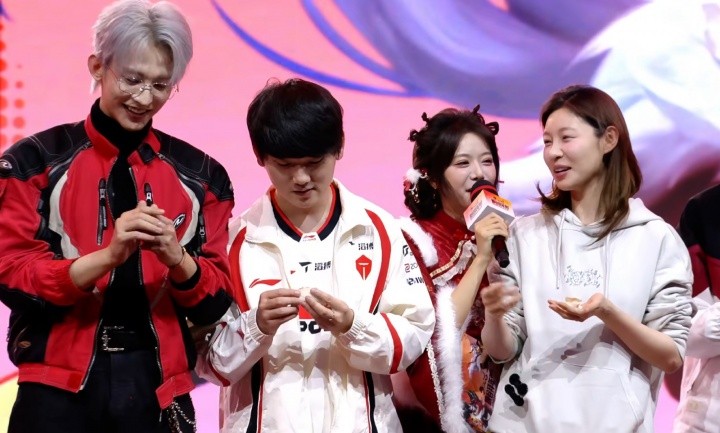 【QY球友会】这是什么鬼才策划？！峡谷先锋秀表演赛结束后现场开始包饺子