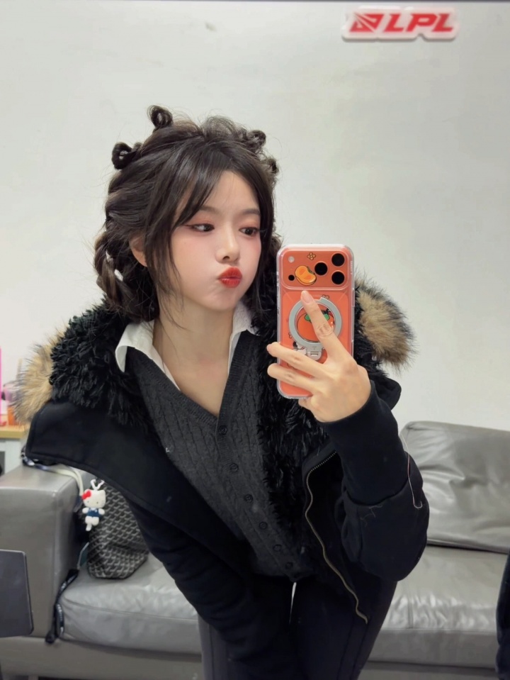 【QY球友会】辛苦啦~骆歆晒照：今天是9-24超长待机的一天！嘿嘿😈