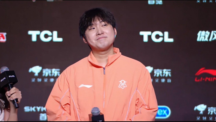 【QY球友会】OMG上单Hery赛后采访期间情绪失控：眼含热泪，多个问题无法回答