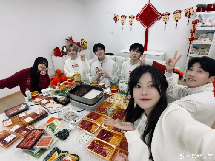 【QY球友会】骆歆分享与Baolan/Crisp等人合照：大包小包真是过年好了家人们~