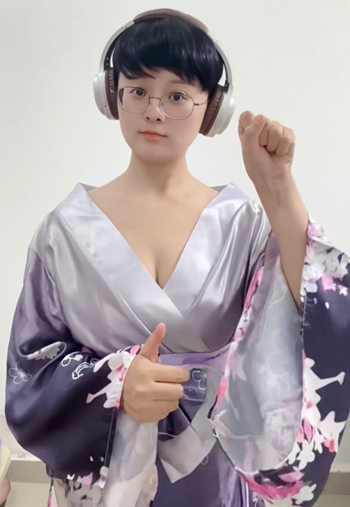 【QY球友会】中单一个比一个难打!抖音女用户模仿ShowMaker 面容神似身材曼妙