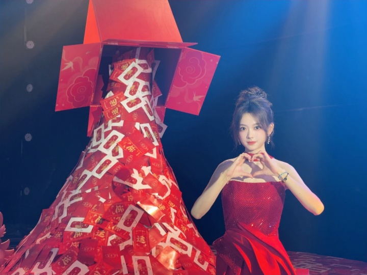 【QY球友会】简直不要太美~KPL女主持灵儿晒照:新年快乐~