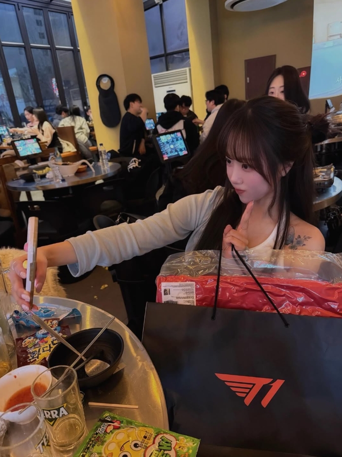 【QY球友会】这个我是真喜欢!T1韩网女粉丝晒照 这不比前几天的比赛好看?