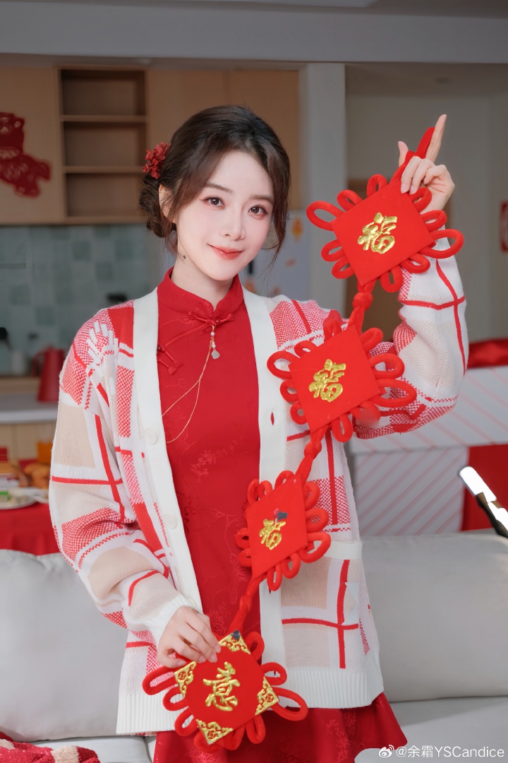 【QY球友会】典雅端庄 雍容华贵！LPL女主持余霜晒照：给大家拜年咯！