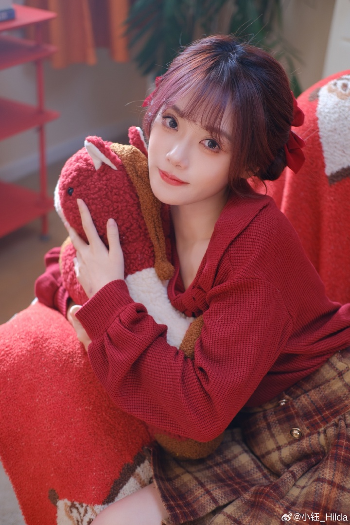 【QY球友会】LPL女主持小钰晒照:迎财神咯~财神爷爷请多来!!!