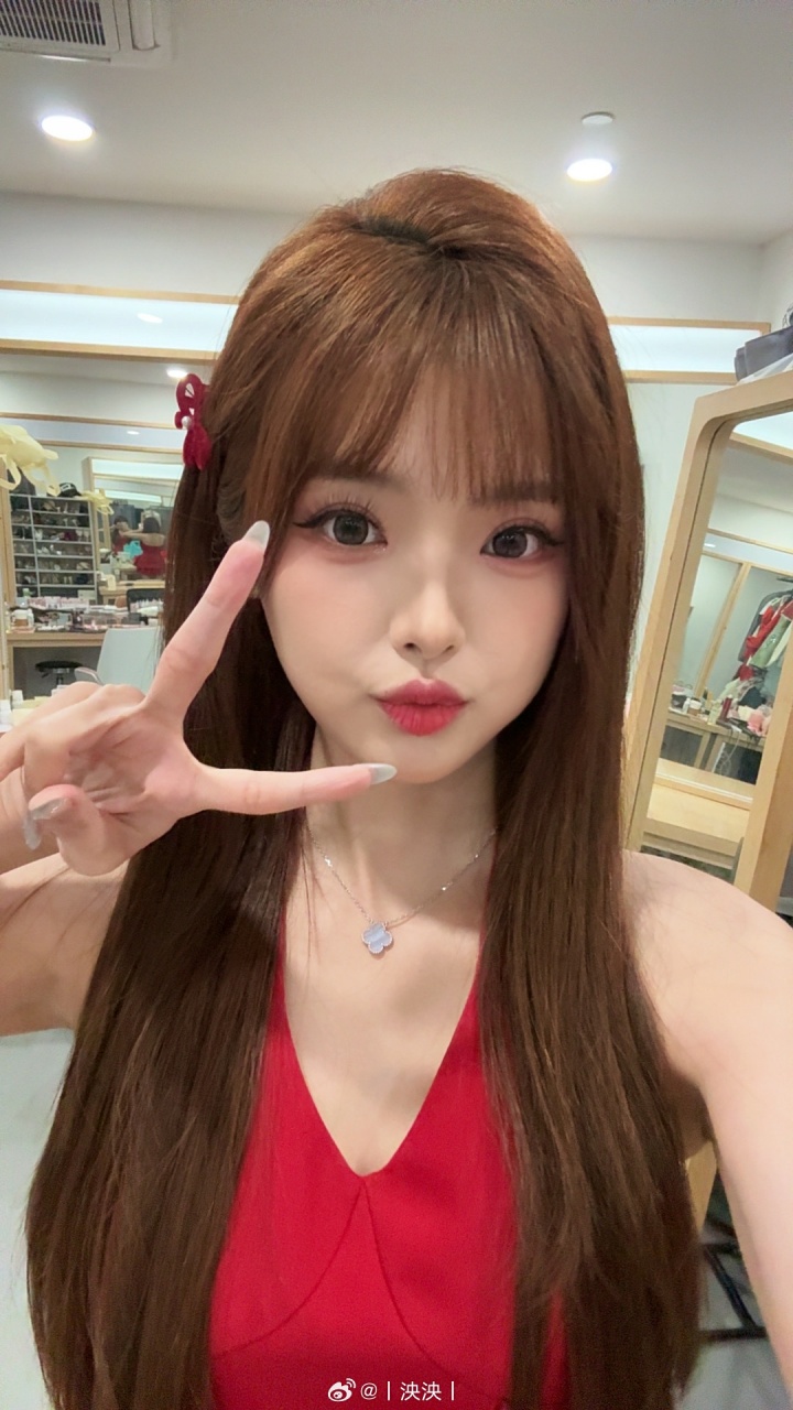 【QY球友会】LPL互动女主持人泱泱晒照：春节假期就要结束嘞~准备开工~