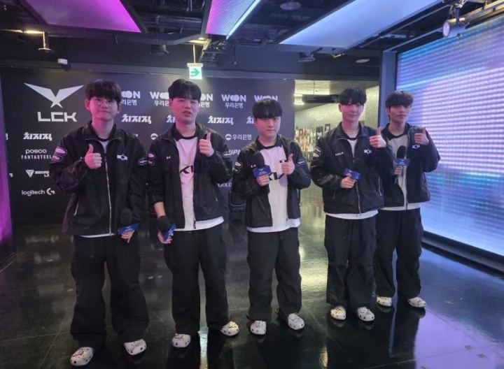 【QY球友会】DK管理层分享休息室赛后照片：打野和AD喜笑颜开~